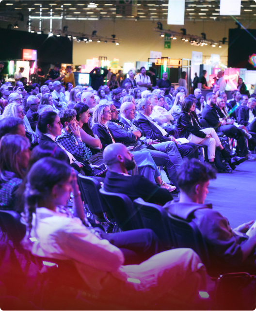 Bild von der Messe mit sitzenden Personen